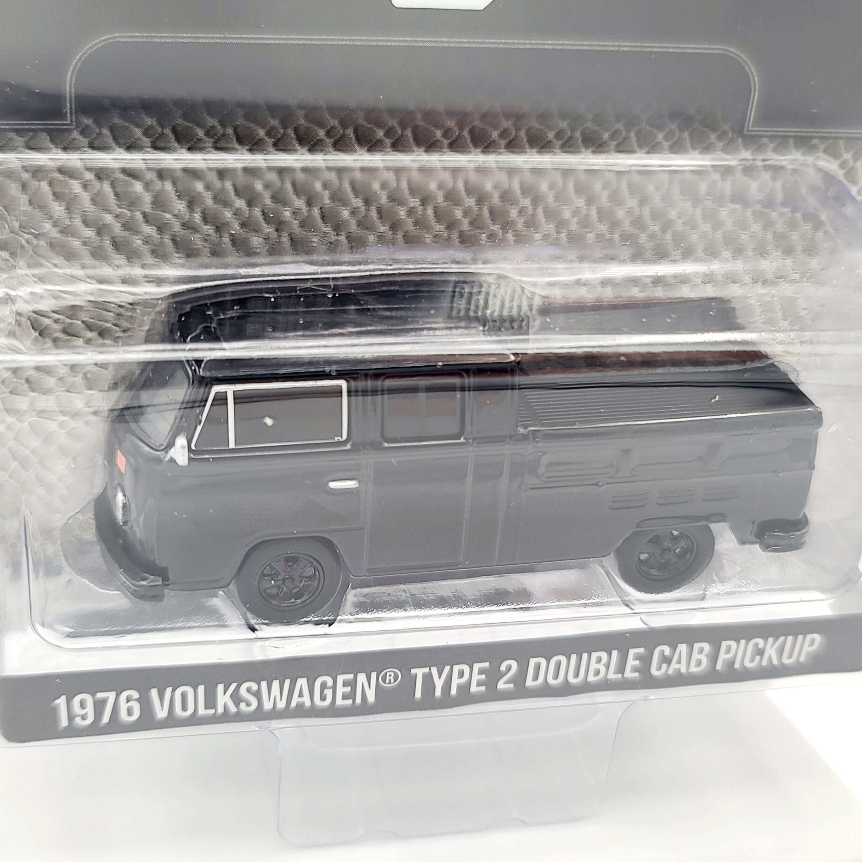 GreenLight Collectibles '76 Volkswagen Type 2 Double Cab Pickup - 1:64 (2017 Black Bandit Series 17)